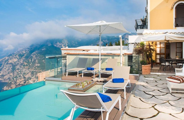 Private villa with heated pool and sea views near Positano