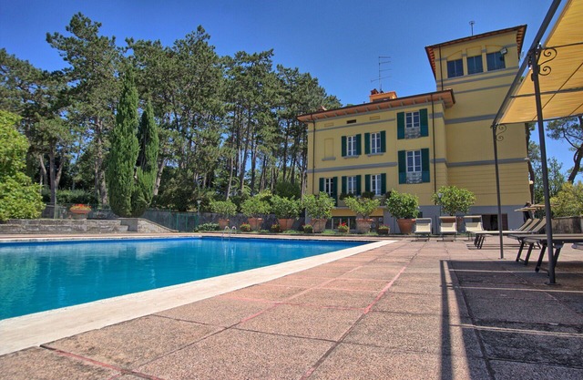 Private Villa with hot tub, private pool, WIFI, TV, pets allowed, panoramic view, close to Arezzo