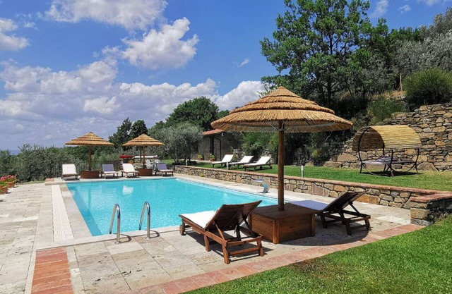 Private Villa with WIFI, private pool, A/C, TV, pets allowed, panoramic view, close to Cortona