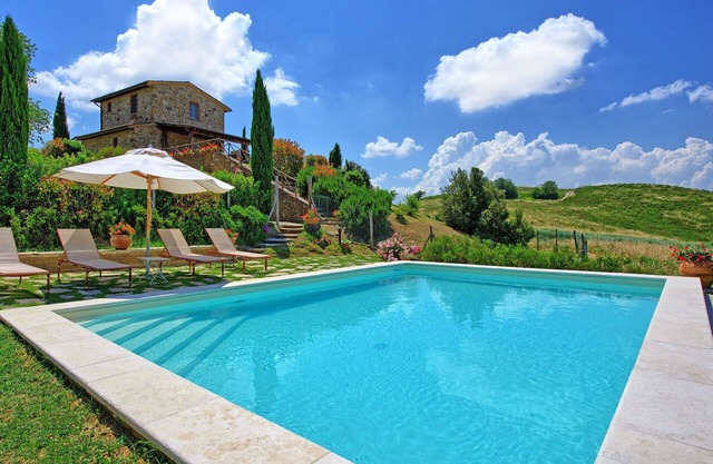 Private Villa with WIFI, private pool, TV, veranda, panoramic view, parking, close to Montepulciano