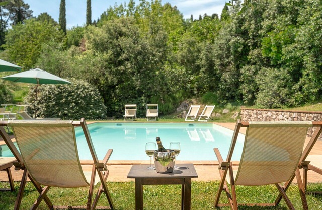 Private Villa with WIFI, private pool, TV, terrace, panoramic view, parking, close to Lucca
