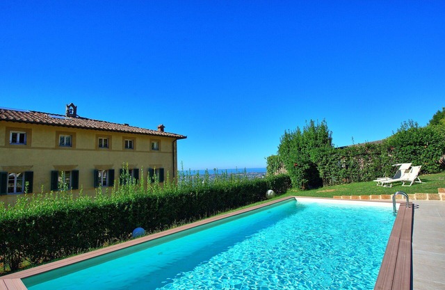 Private Villa with WIFI, private pool, hot tub, A/C, TV, patio, panoramic view, close to Viareggio