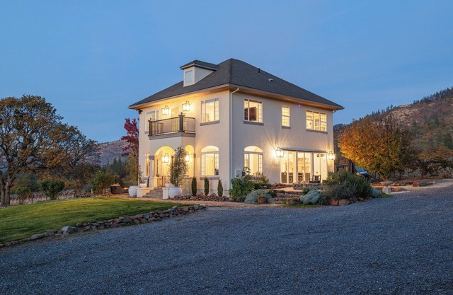 Private vineyard sanctuary for 6. Savor coffee at sunrise in the backyard oasis, soak in the hot tub under starry skies, and enjoy this elegant spacious retreat with mountain views, minutes from Historic Jacksonville and Applegate’s wine country.