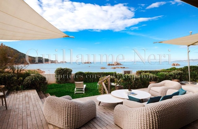 * PROMO SEPTEMBER * Sublime villa in Isolella feet in the water