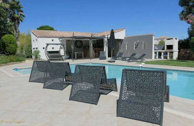 PROMO Superb property, swimming pool, gym, games room.