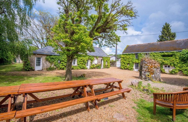 Propriété au Calme Avec Piscine au Coeur de L'anjou ! Idéale Pour les Familles