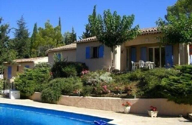 Provencal farmhouse/1 large house + a small house with secure pool and garden