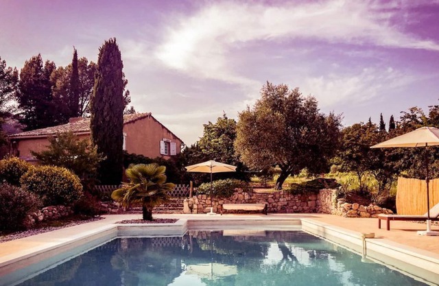 Provencal farmhouse surrounded by vineyards, superb view, nature, calm, large swimming pool