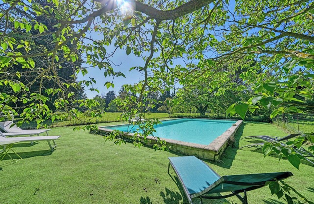 Provencal house with swimming pool and large fenced garden