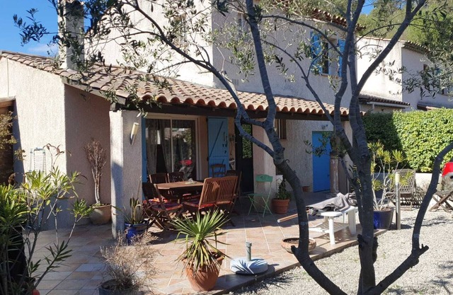 Provençal villa, south facing, 300 m2 garden, quiet location, walking distance to beaches and village
