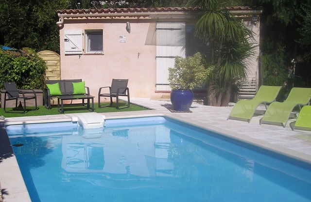 PROVENCE/Var/Studio/swimming pool/garden/air conditioning/wifi