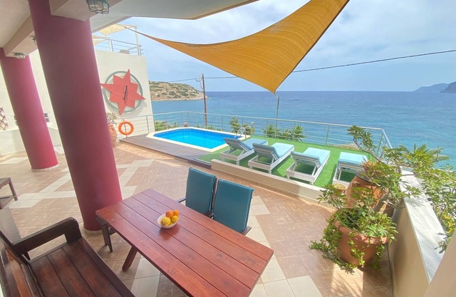 Pyxida - Spacious sea front two bedroom apartment with private pool.