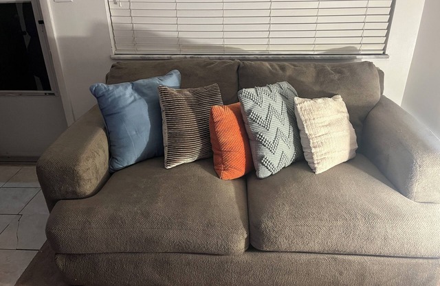 Quaint 2-bedroom houseless than 10 minutes from The airport