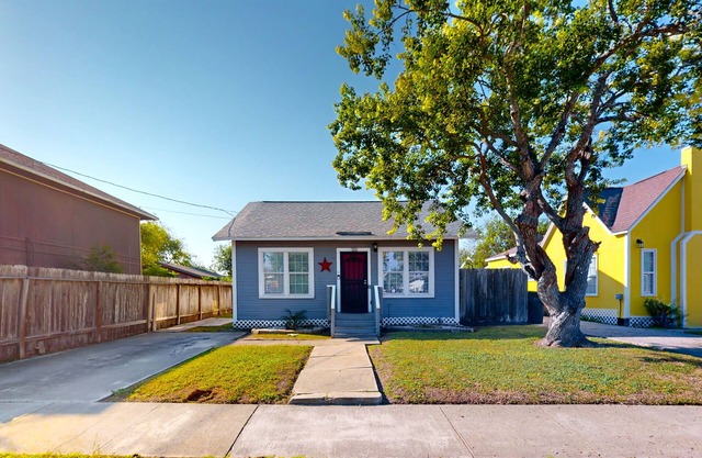 Quaint 2-bedroom beach home with enclosed backyard private W/D