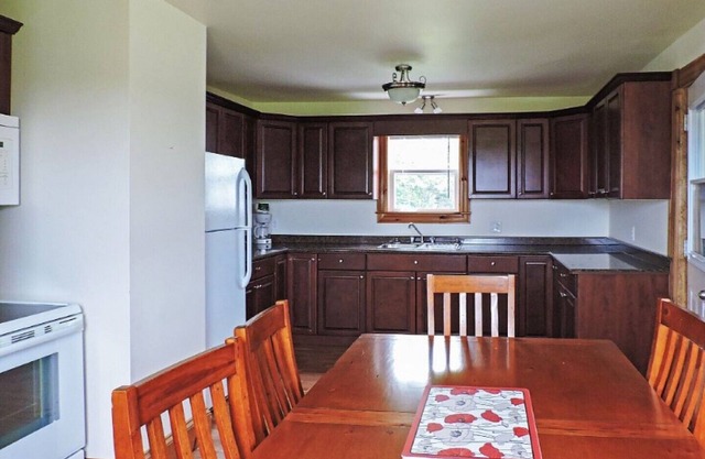 Quaint 2BR Plus Den Murray Harbour House W/Screened-in Porch