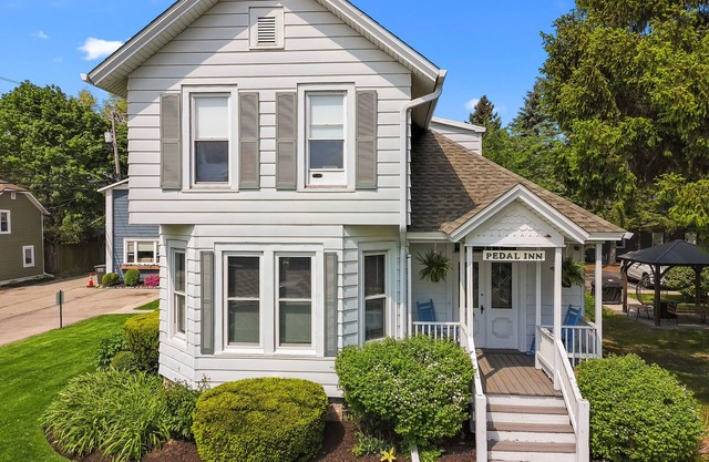 Quaint 4 Bedroom Home Just A Few Blocks To Downtown Lake Geneva