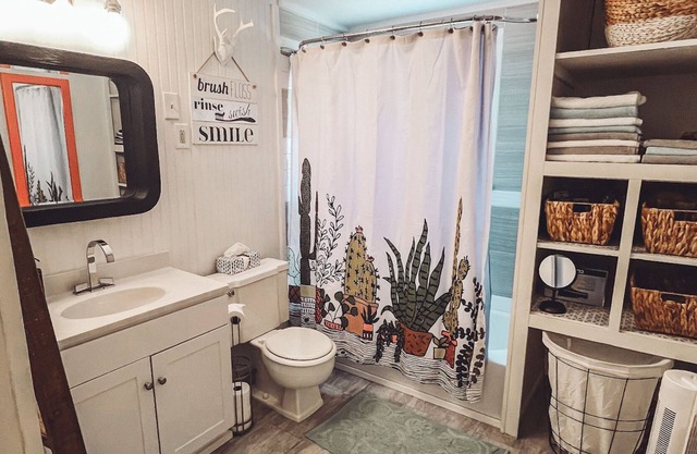 Quaint and Cozy: Experience Small-Town Living in Our Charming Apartment