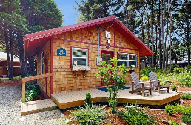 Quaint cottage in the woods 75 yards to the beach - dog-friendly, firepit & WiFi