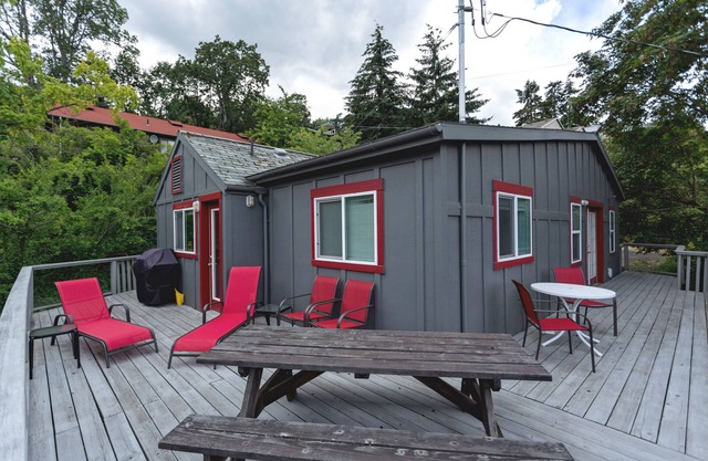 Quaint & cozy 2bed home in DT Hood River, AMAZING Views off the privacy deck