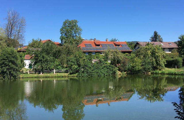 Quaint farmhouse in an idyllic location between a knight's castle and bathing pond