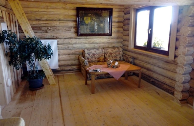 Quaint hut apartment at the horse farm with balcony