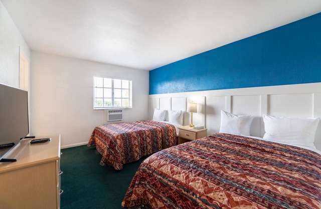 Quaint, Lakeside Standard Hotel Room