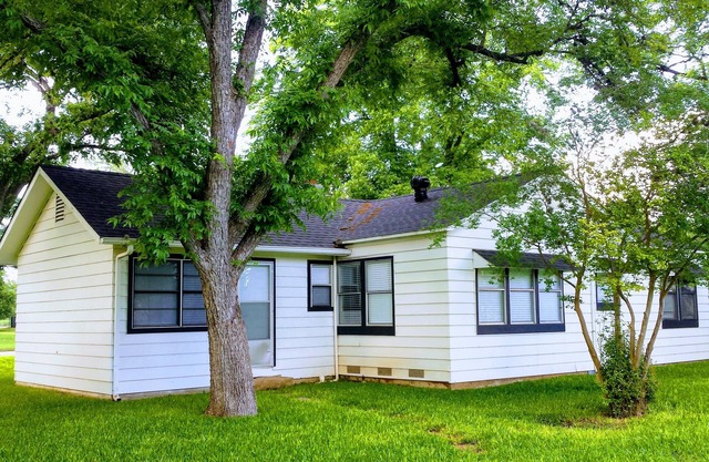 Quaint & Quiet Property Close to Many Outdoor Attractions