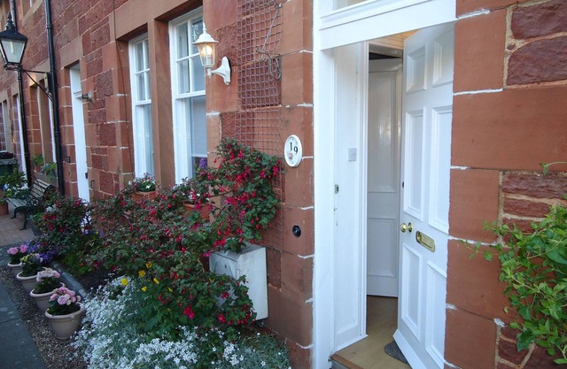 Quaint railway cottage close to beach and high street - 5* guest rated.