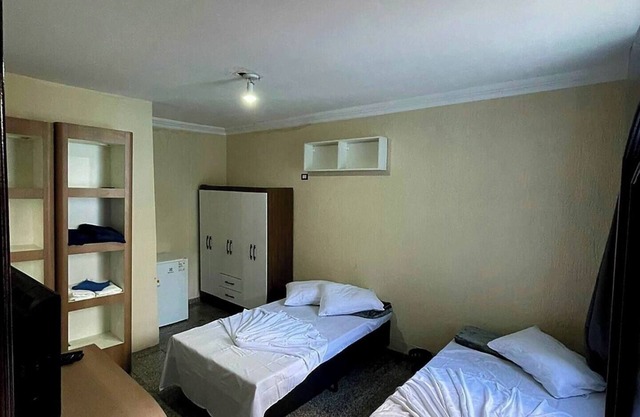 Quarto Familiar 13, com tv, Frigobar, Ventilador e Café da Manhã Incluso