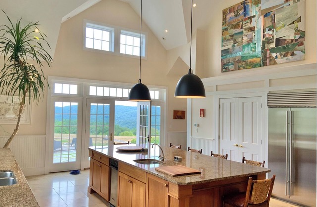 Quechee Mountaintop Escape: Wilderness meets sophistication .