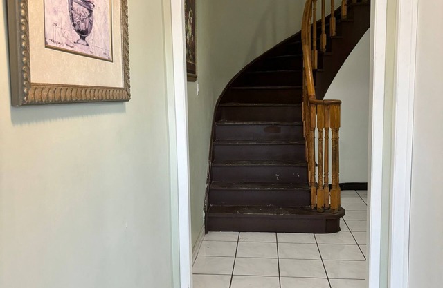 Queen room near Sheridan College