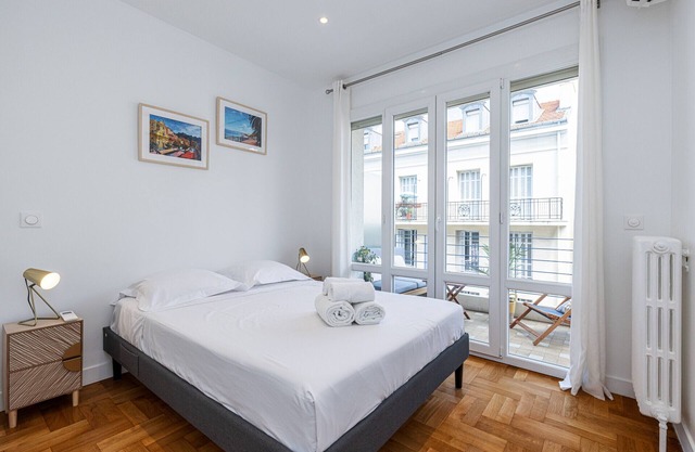 Quiet 1 Bdr Downtown with Terrace – AC & Parking