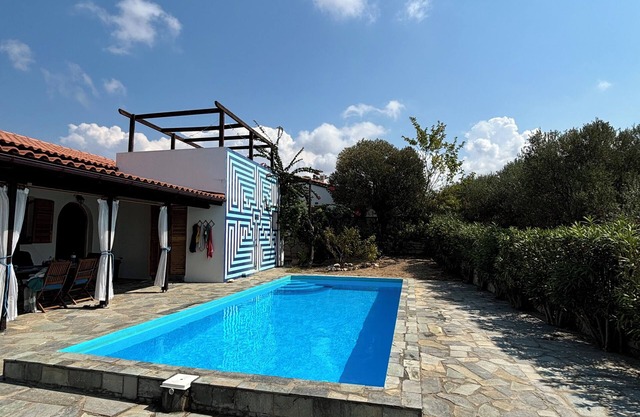 Quiet 2 bedroom air-conditioned villa with private pool, patio and roof terrace