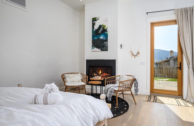 Quiet and Convenient Private Guest House with Private Hot Tub