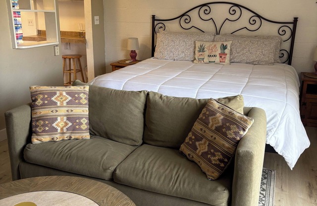 Quiet and cozy private studio guest home with peaceful patio in sunny Tucson!