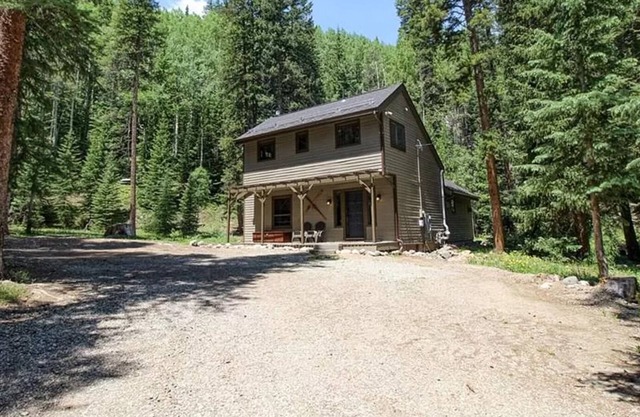 Quiet and Private Cabin, Hot Tub, 5 mins to town!