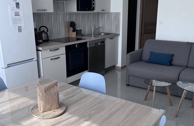 Quiet apartment, 100m from the beach