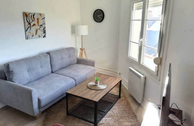 Quiet apartment *free parking *Center & train station