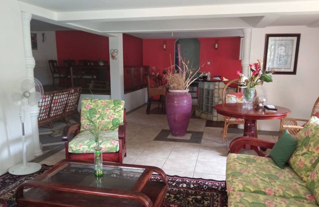 Quiet, charming 2-bedroom apartment with AC, WiFi in lovely Fort Jeudy