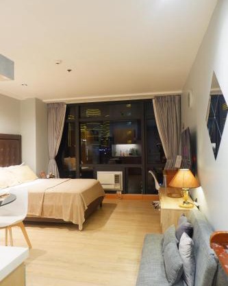 Quiet Condo with Fast WiFi, Own Balcony, Pool and Gym