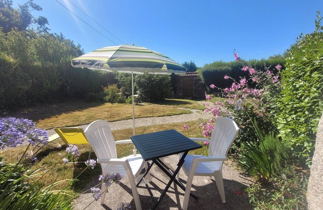 Quiet cottage with terrace and garden
