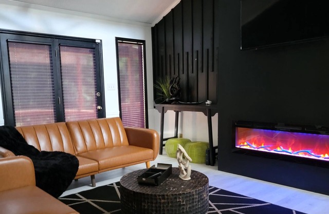 Quiet country chic home in North Macon. 2 miles from shopping and restaurants.