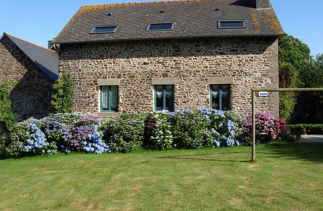 Quiet country cottage, large garden, children's games, beautiful walks, fishing.
