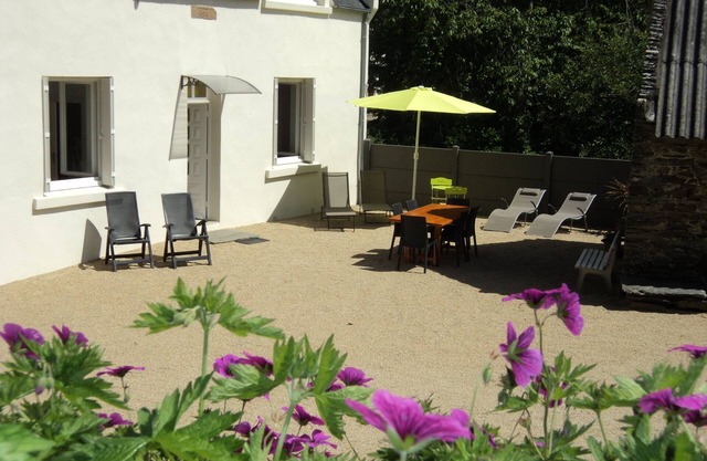 Quiet country house between land and sea