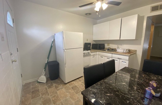 Quiet cozy apartment right off the highway! Next to 3 shopping plaza’s!