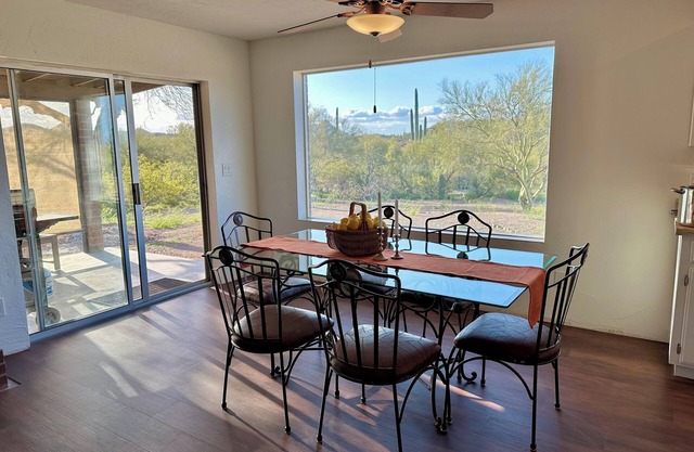 Quiet desert retreat with sunset views and dark skies. 10 minutes from I-10.