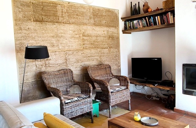 Quiet detached country house, countryside &coast 22km, shared pool, restaurant.