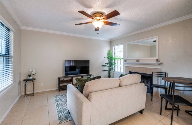 Quiet Gated Apt w/Pool, Near Hospitals & Shops