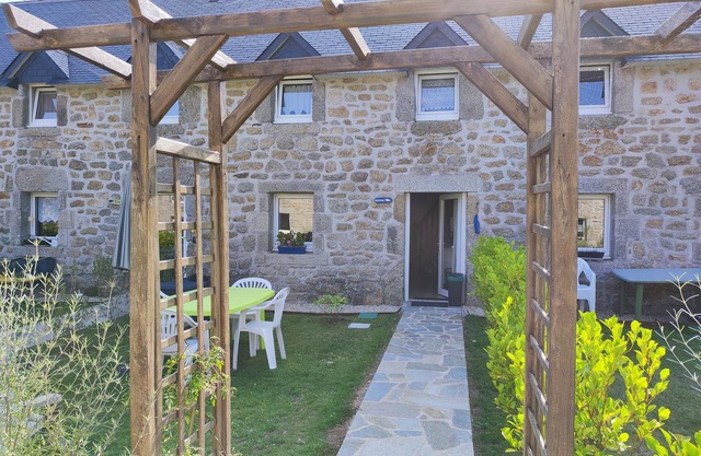 Quiet gîte in an old farmhouse, 10 minutes' walk from the beach