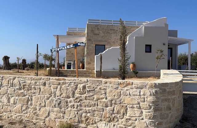 Quiet house in southern Crete, picturesque sea and mountain views, beach within walking distance